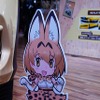 サーバルちゃんもクルマの横でポーズを取る。