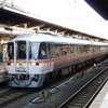 台車の亀裂が発見されたJR東海のキハ85系気動車。1989年2月に高山本線の特急『ひだ』（現在の『（ワイドビュー）ひだ』）に最初に投入。1996年までに81両が製造された（1両は事故廃車による代替車）。大半が車齢25年を越えており、JR東海では新系列特急型気動車の投入を予定している。写真は『（ワイドビュー）ひだ』のキハ85系。