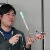 ワイパーを模した機器にLEDを取り付けメッセージをつくる