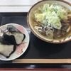 吉田うどん（肉うどん）とおにぎり。