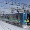 2月13日に搬入されたH100形2両。JR東日本が新潟・秋田地区に投入するGV-E400系と基本仕様は同じだが、側面には愛称名の「DECMO」と形式名の「H100」のロゴが付けられている。