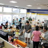 地元近隣のお客様で毎年大賑わい！　イベント当日は店舗内の待合室を飲食スペースとして解放している