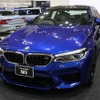 BMWは新旧のM5を展示。