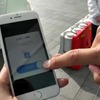 間違えて別の車両に乗らないよう、スマホでドアロックを解除する