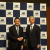 スバルの吉永現社長（左）と次期社長の中村専務