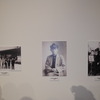 会場に飾られた山本健一さんの学生時代の写真