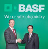 BASF触媒事業本部プレジデント ケニス・レーン氏（左）と戸田工業 寳來茂社長