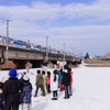 ラストラン前日の3月24日、旭川行き下り列車の通過時に札幌市内の豊平川河川敷で行なわれた見送りイベント。橋梁を渡る『旭山動物園号』の先頭車は「草原のサバンナ号」。