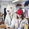 車内では、動物の着ぐるみ姿のスタッフが乗車証明書を配布していた。2014年2月5日撮影。