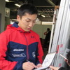 ファンからのサインの求めに応じる#5 野尻。
