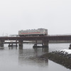 釧路～東釧路間の釧路川を渡る花咲線のキハ54形普通列車。速度を落としての運行などで、対象列車の所要時間は現行より1～3分ほど延びるという。