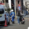 通学路一斉検問の様子。子供たちの登下校時、スクールゾーンにある生活道路は歩行者専用となることが多い（13日・品川区）