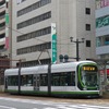 2013年に登場した広島電鉄の超低床車両1000形「グリーンムーバーLEX」。2005年に登場した5100形「グリーンムーバーマックス」に次ぐ超低床車両で、現在、12両が在籍。2号線（広島駅～広電宮島口間）を除く全線で運行されている。