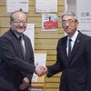 知床財団 村田良介理事長（右）と日本グッドイヤー 金原雄次郎社長（左）