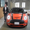 『MINI』3ドアとフランソワ・ロカ本部長