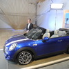 『MINI』コンバーチブルとフランソワ・ロカ本部長