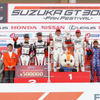 GT300クラスの表彰式、中央左が中山、右が新田。