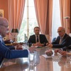 ダイムラーのディーター・ツェッチェ会長がフランスのエマニュエル・マクロン大統領と会談。フランスのハンバッハ工場におよそ5億ユーロを投資しEQの電動コンパクトカーを生産すると発表した