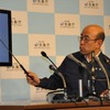 長野県北部の地震について解説する尾崎友亮地震情報企画官（26日・気象庁）