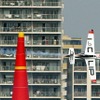 地上からの撮影とは異なり、足場は常に不安定な状態となっている。慣れないうちは飛行機をファインダーの中で追いかけるだけで一苦労。