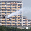 機体が正面がちに撮れるポジションはここしかなかったのだが、背景のマンションが意外にジャマ。そしてマンションの人たちも割と見ていることが判明。