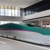 新館1階に展示されるE5系新幹線電車「グランクラス」のモックアップ（右）と、山形新幹線開業当初から使われていた400系新幹線電車の実物（左）。