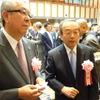 日本自動車会議所　内山田会長（中央）と小関副会長（左）