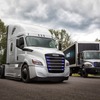 ダイムラーの新型EV大型トラック。左からフレートライナーeカスケーダ、フレートライナーeM2