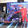 Red Bull Toro Rosso Honda STR13 Prototypeと記念撮影