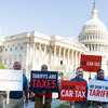 トランプ政権の関税に抗議してワシントンに集結した米トヨタの10工場の従業員と車両