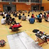 逆バンクde 8耐CAMPの避難所となった平田野中学校体育館にて、主催者で元8耐ライダーの浜口喜博氏が即席トークショーを開催