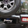 リアのハッチゲートには、「シエラ」ボディにも関わらず「JIMNY」のエンブレムが