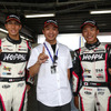 GT300ポール獲得の（左から）松井、土屋武士監督、坪井。
