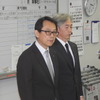 ヤマハ発動機の渡部克明代表取締役副社長執行役員（左）