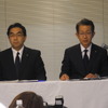 （左から）マツダの向井武司常務執行役員と菖蒲田清孝取締役専務執行役員
