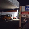 水俣の日産ディーラーで充電中。以前は真夜中でも「EV QUICK」の看板が点灯しており、その光を見るとほっとしていたものだったが、今は多くのディーラーが消灯していた。