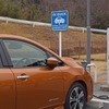 三重県の道の駅いがで急速充電中の日産リーフ。道の駅やコンビニエンスストアの急速充電器は出力が低いものが多く、30分で充電される電力量は少なめ。