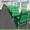 3両編成の中間車には8席のクロスシートが設置される。