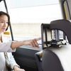 交通系ICや電子マネーでタクシー料金を決済できるマルチ端末「決済機付きタブレット」の使用イメージ