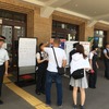 地震発生当日に閉鎖された小樽駅では、JR北海道社員が駅頭で案内に努めていた。