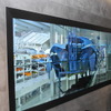 マクラーレン･テクノロジー･センターの最新映像を流す巨大なウォーキングウィンドウ