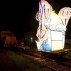 前回行なわれたねぷたの線路上走行。津軽半島観光アテンダントによるねぷた製作は、太宰治をテーマに2014年から始められたという。