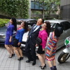 豊田章男自工会会長とダンサー