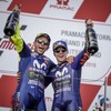 Movistar Yamaha MotoGPのロッシ選手（向かって左）とビニャーレス選手