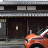 松尾芭蕉の生まれた家にて。細い路地もトゥインゴGTの超小回り性能をもってすれば楽々と抜けられた。