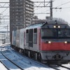 山陽本線の貨物列車は、下りは札幌～福岡間の列車から再開する。写真は千歳線新札幌駅付近を通過する列車。