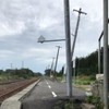 9月の北海道胆振東部地震では、在来線と新幹線合わせて6471本の列車が運休し、13億4000万円の減収を見込んでいるJR北海道。写真はホームが変形し電柱傾斜が発生した室蘭本線安平駅構内。