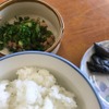 飯が余ったので納豆も追加。そんな人は周りにもちらほら。好きなものを腹いっぱい食べる。こういう食堂のいいところ。