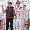 SFのチーム部門王者KONDO RACINGの近藤真彦監督（左）、SFドライバーズチャンピオンの山本尚貴（右）。