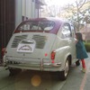 カロッツェリア・ショーネリによって仕上げられたFIAT600。少女の興味を大いに誘ったようだ。